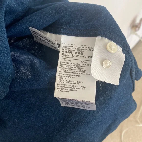 Levi’s Linen button down - Picture 5 of 6